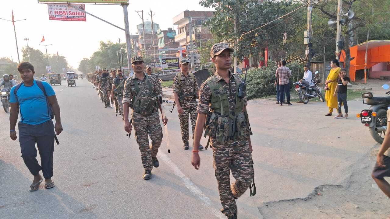 चुनाव को लेकर पुलिस अलर्ट, शहर किया फ्लैग मार्च