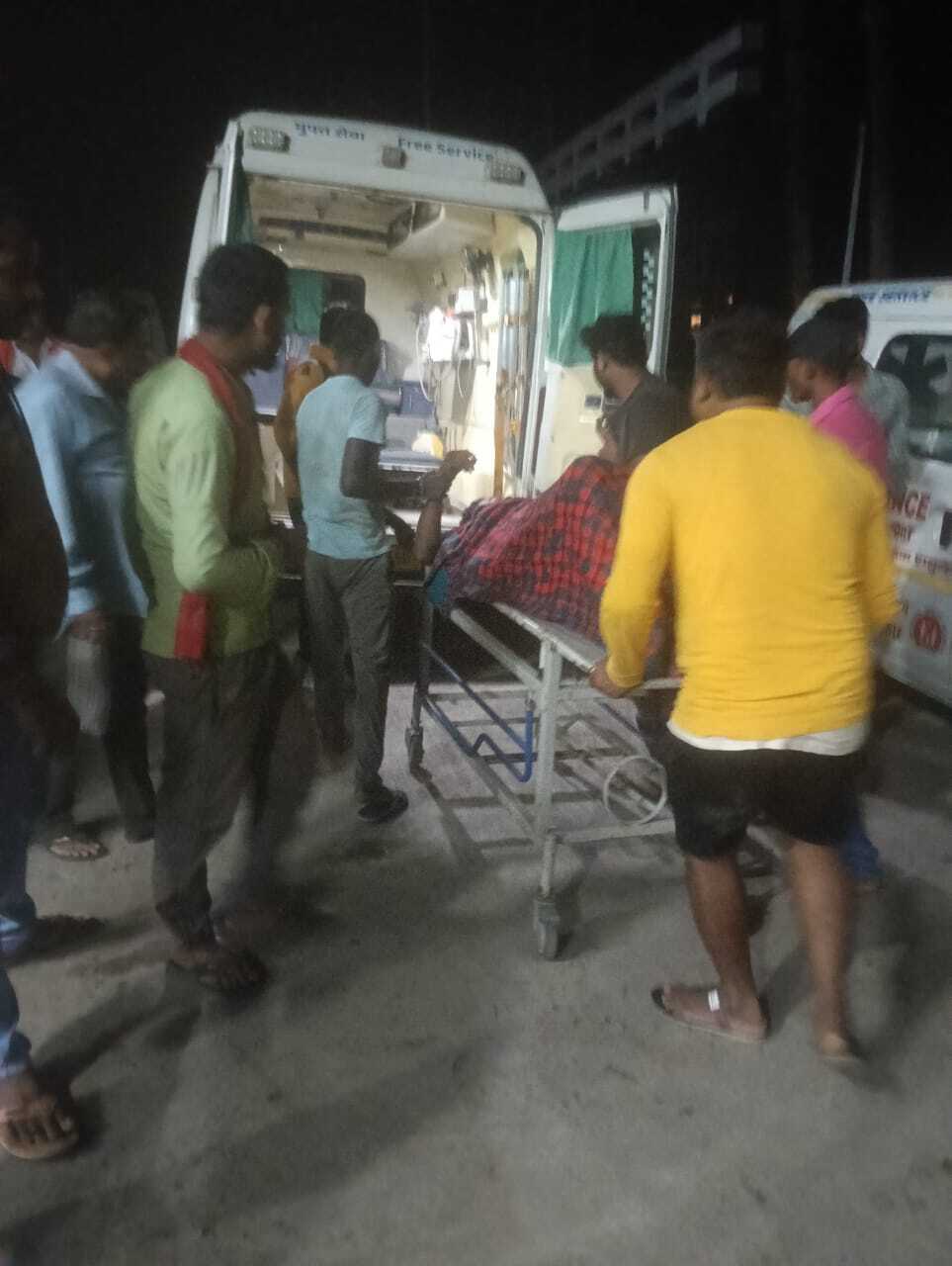 बस हादसे में घायल सवारी को ग्रामीणों ने पहुंचाया अस्पताल