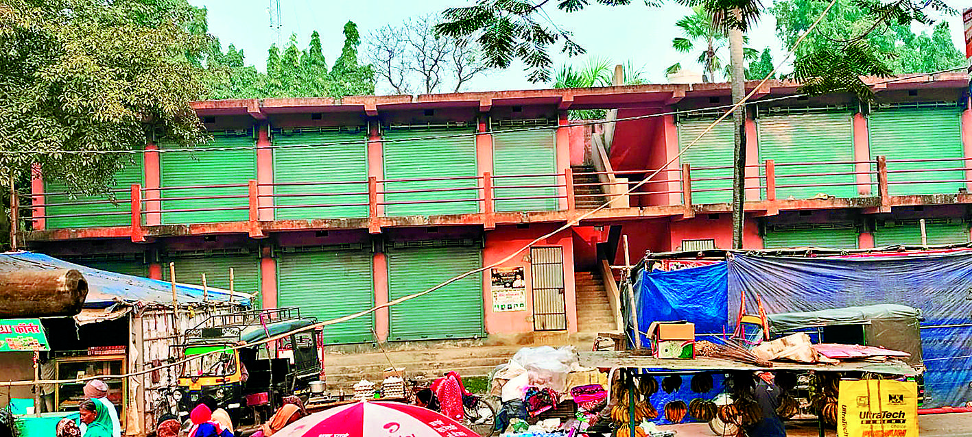 Begusarai News : शॉपिंग कॉम्प्लेक्स बना खंडहर, दुकानदारों की उम्मीदें टूटीं
