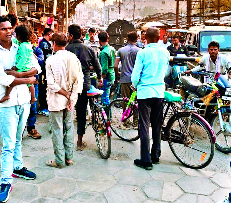 Begusarai News : पैनल में खराबी से बखरी रेलवे ढाला पर जाम, 45 मिनट ठप रहा यातायात