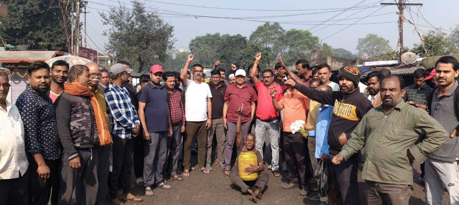 Bokaro News : पानी और बिजली समस्या को लेकर सड़क पर उतरे ग्रामीण