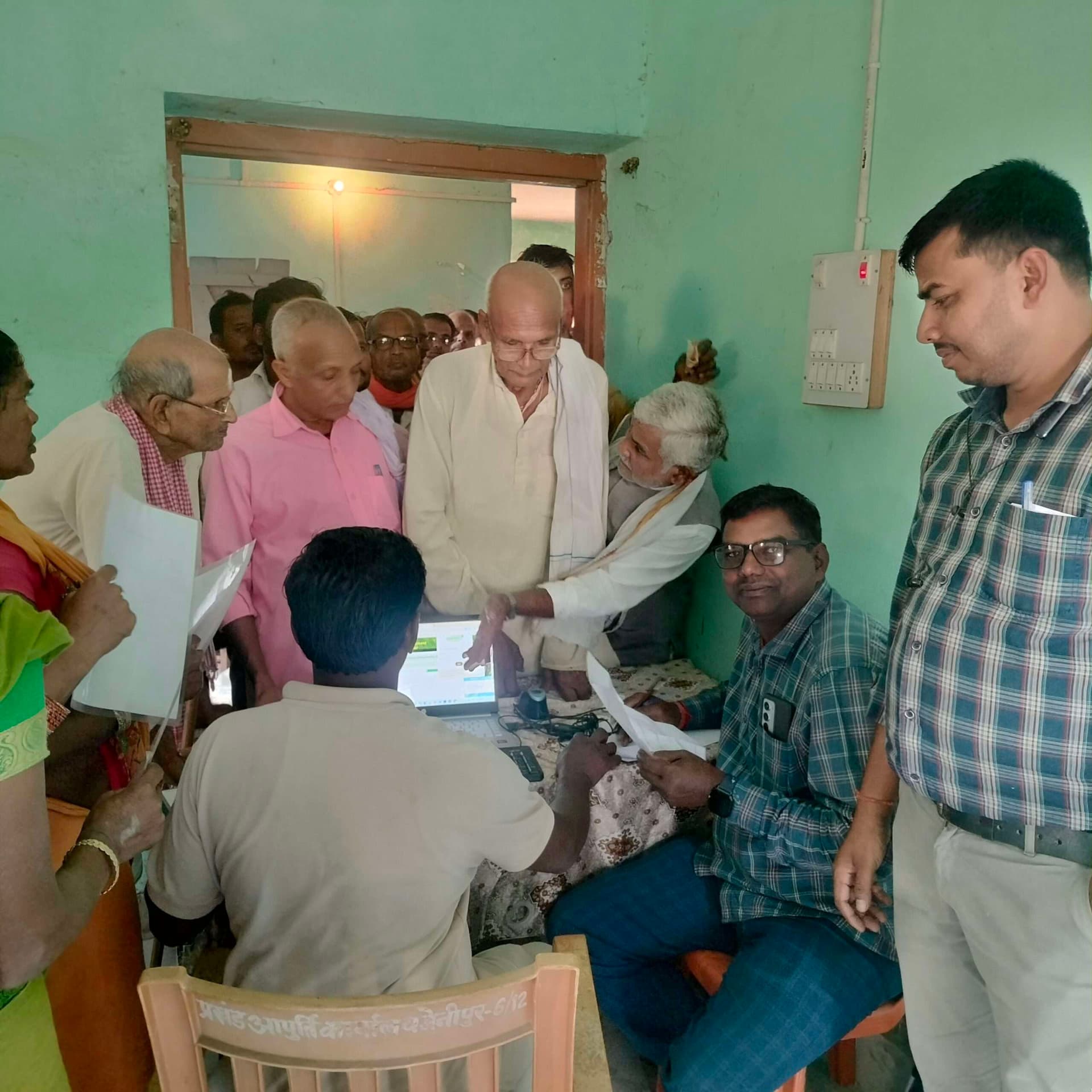 Darbhanga News: बीज लेने को लेकर कृषि भवन में उमड़े किसान