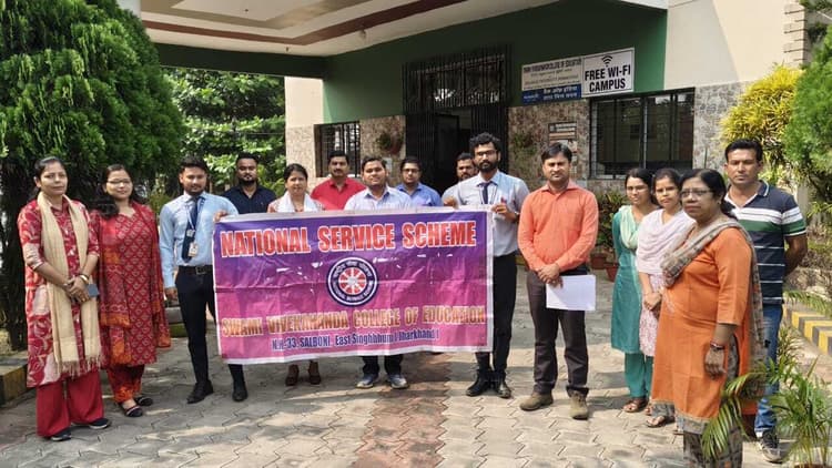 East Singhbhum News : राष्ट्रीय एकीकरण शिविर में भाग लेने स्वामी विवेकानंद बीएड कॉलेज का छात्र राजेश रवाना
