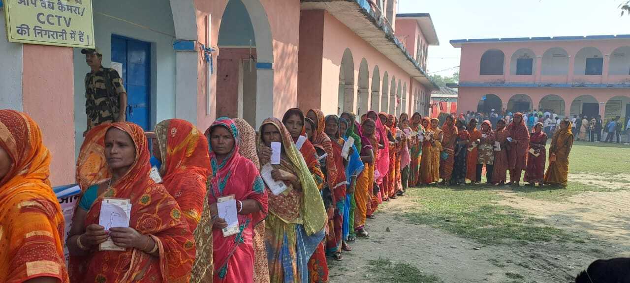 विधानसभा चुनाव: मतदान में पुरुषों को पछाड़ आधी आबादी ने जमकर डाला वोट