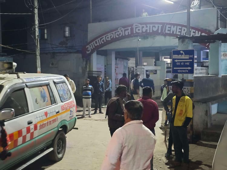 hajipur news. सड़क दुर्घटना में महिला की मौत, बाइक सवार दो युवक घायल