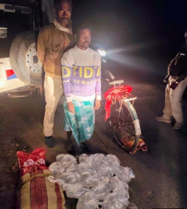 49 लीटर देसी शराब के साथ तस्कर गिरफ्तार