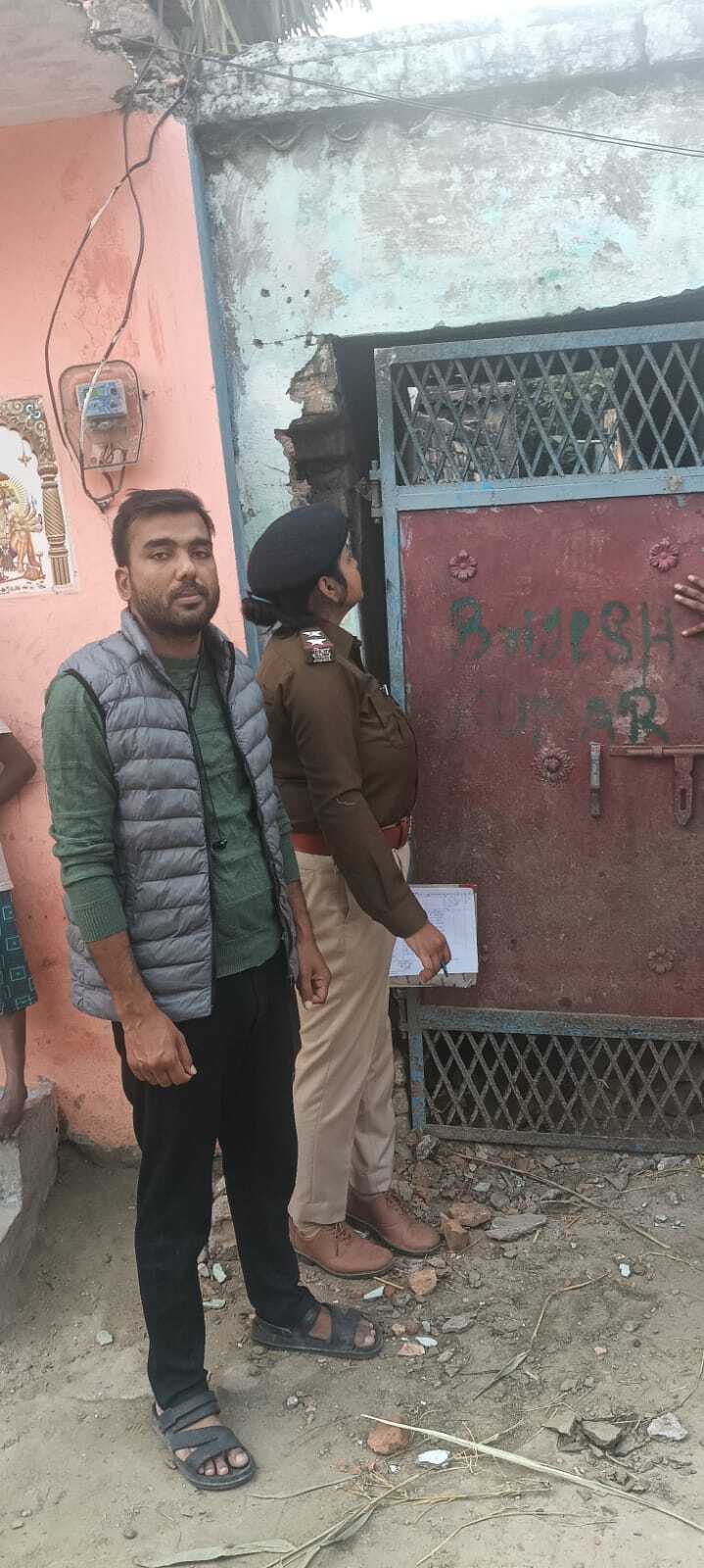 पॉक्सो मामले में फरार आरोपित के घर हुई कुर्की-जब्ती की कार्रवाई