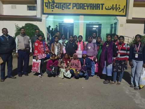छात्रा टीम राज्यस्तरीय फुटबॉल प्रतियोगिता में भाग लेने रवाना