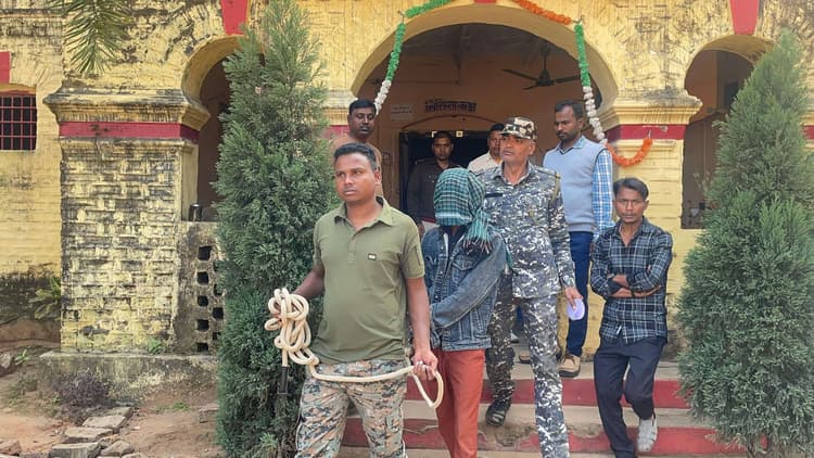Giridih News: डंडियाडीह में प्रेमी ने ही की थी नाबालिग छात्रा की हत्या, आरोपी भेजा गया जेल