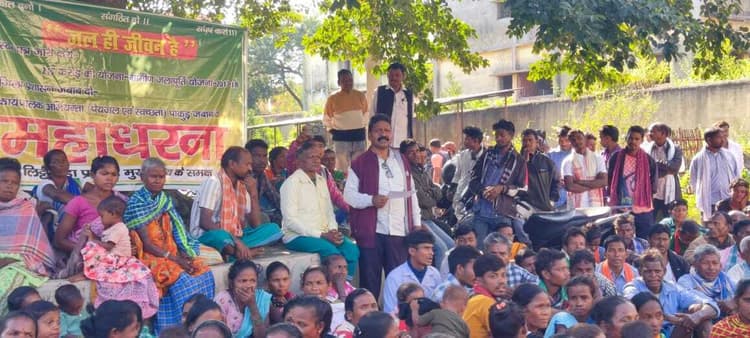 आज भी नदी, झरने का पानी पी रहे लोग, सुविधाओं की मांग पर प्रदर्शन