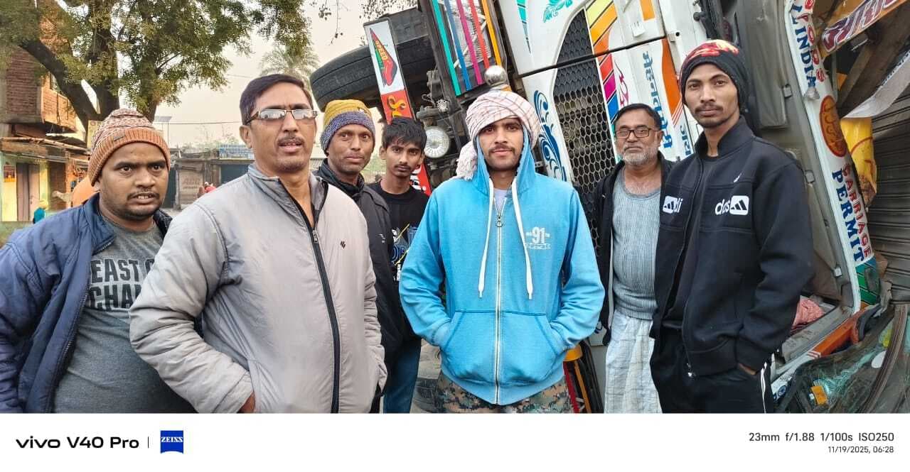 Giridih News: अनियंत्रित होकर पलटा बालू लदा ट्रेलर, तीन दुकानें क्षतिग्रस्त