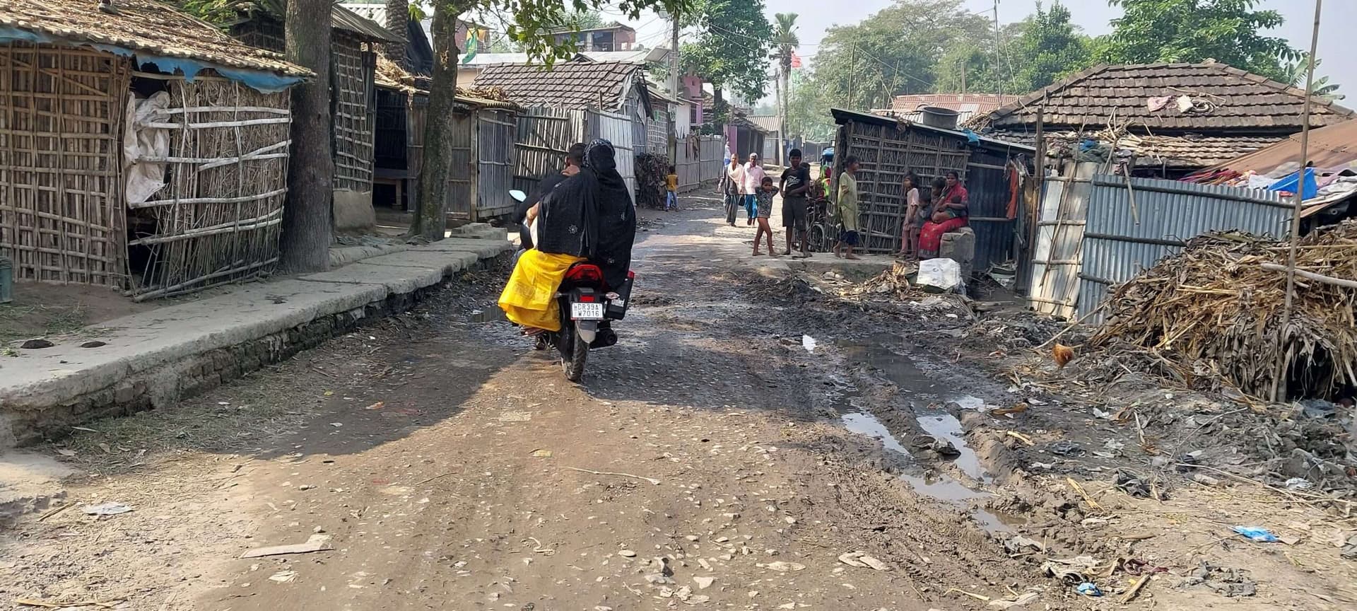 मनसाही चौक से बाजार को जाने वाली सड़क जर्जर, आक्रोश