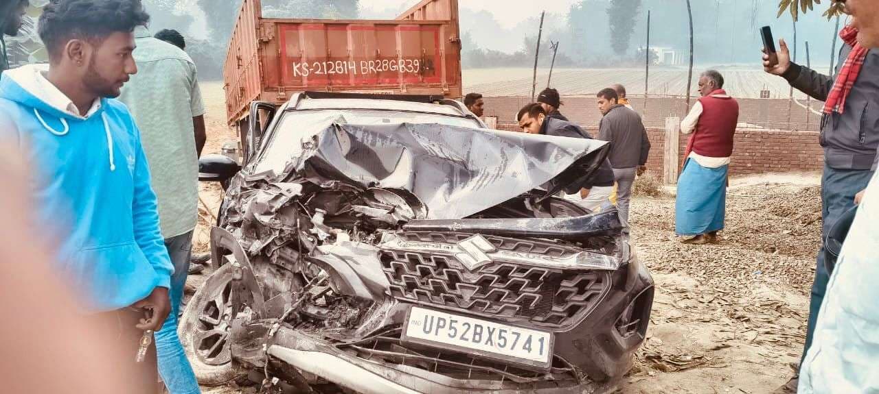 टेलर-कार की भिड़ंत में दो युवक व मासूम बच्चा गंभीर रूप से घायल