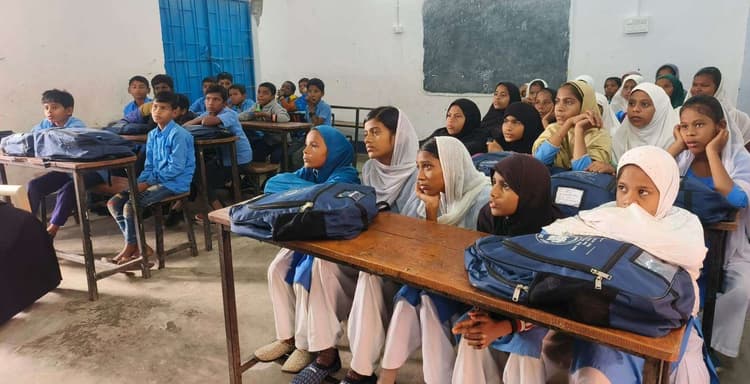 शिविर में बच्चों को दी गयी कानून की जानकारी