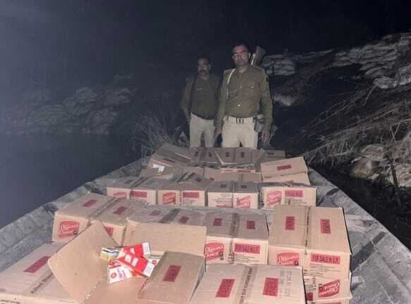 जादोपुर में गंडक नदी के किनारे नाव से 717 लीटर विदेशी शराब बरामद, तस्कर फरार