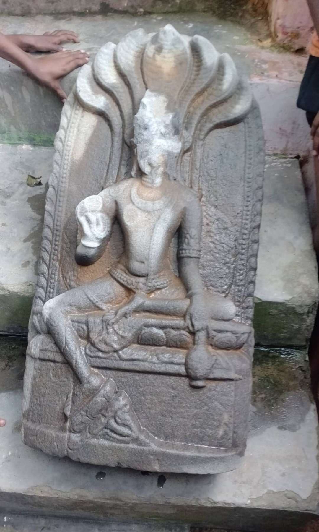 गोविंदपुर में सकरी नदी में खुदाई के दौरान भगवान विष्णु की मिली प्रतिमा