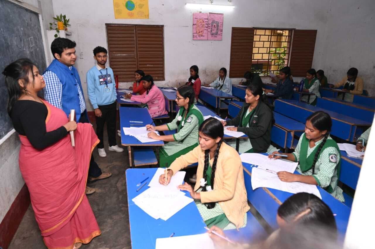 पाकुड़ में प्री-बोर्ड परीक्षा संपन्न, डीसी ने लिया जायजा