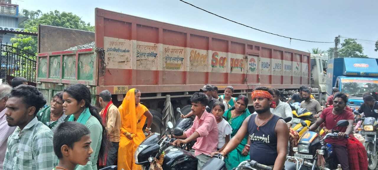 परेशानी: निर्माणाधीन स्टेट हाईवे- 98 के सोनैली रेलवे गुमटी पर रोज लगती है जमा