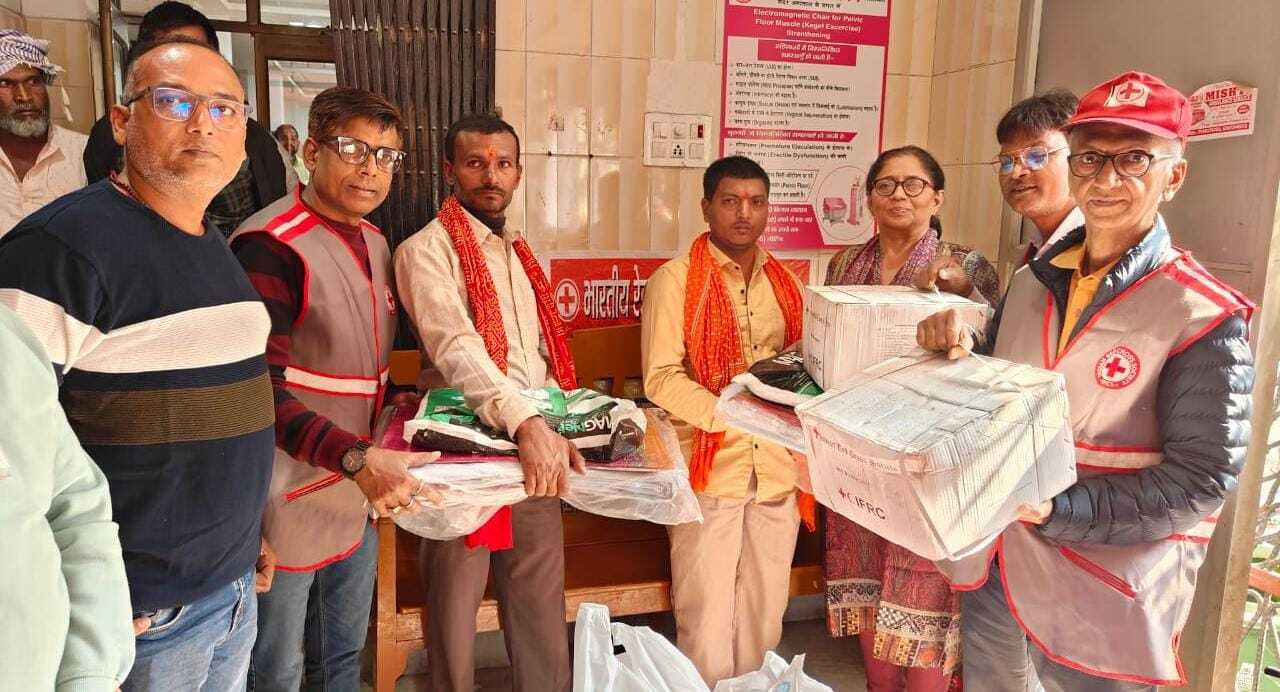 अग्नि पीड़ित परिवारों के बीच राहत सामग्री का किया गया वितरण