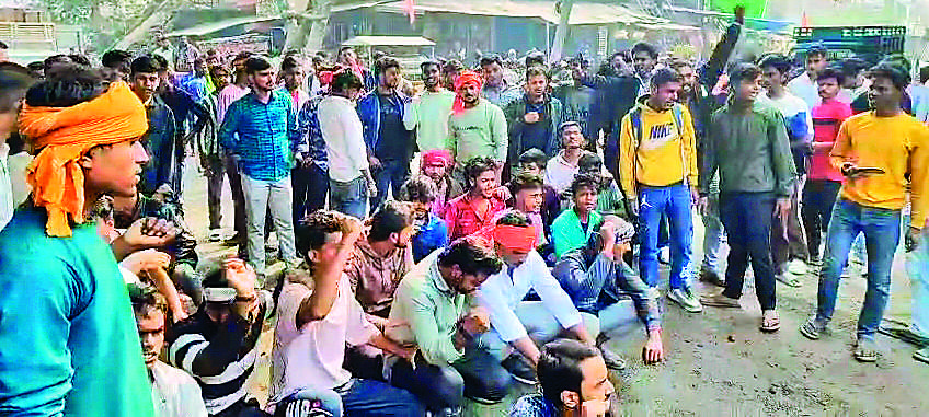 Gopalganj News : गौ-तस्करों को पकड़ने वाले युवाओं पर एफआइआर दर्ज होने से फूटा जनाक्रोश, सड़क को किया जाम