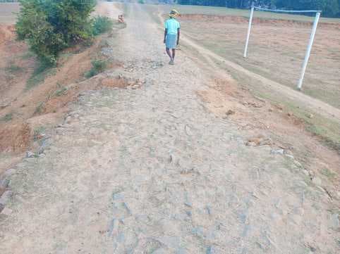 गढ़गुलाल पहाड़पुर गांव के ग्रामीण सड़क जर्जर होने से परेशान