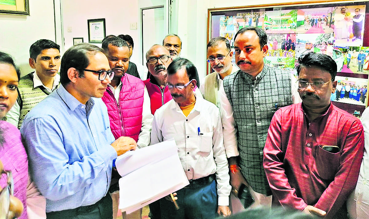 West Singbhum News : सालगाझड़ी में लोकल ट्रेनों के ठहराव की मांग