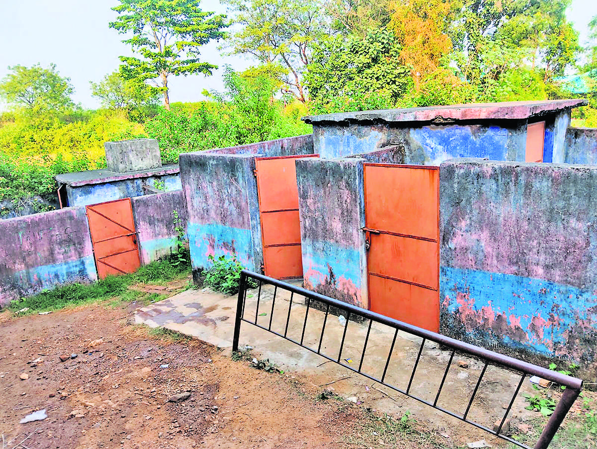 West Singbhum News : रोवाऊली का प्राथमिक विद्यालय जर्जर, जान जोखिम में डाल बैठ रहे बच्चे