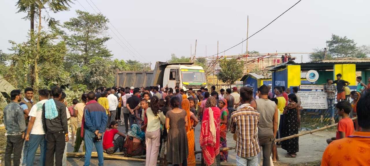 बाइक और हाइवा की टक्कर में बाइक सवार जख्मी