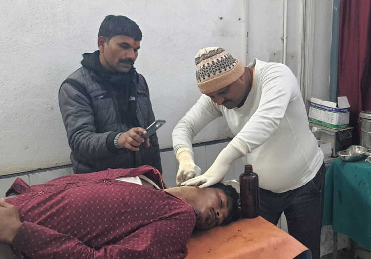 अनियंत्रित स्कूटी के धक्का से साइकिल सवार युवक हुआ घायल