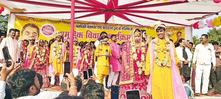 Bhojpuri News : सामूहिक विवाहोत्सव में परिणय सूत्र में बंधे 12 जोड़े