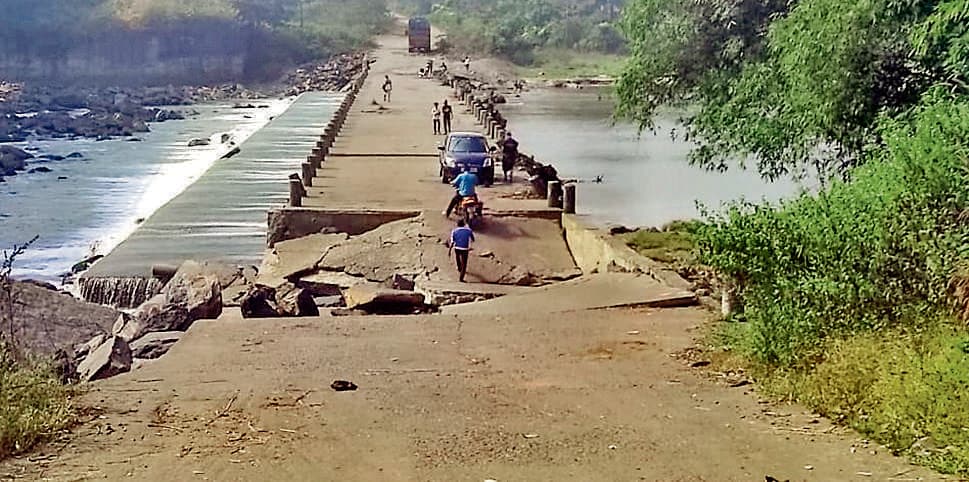 Bokaro News : क्षतिग्रस्त पुल से लोग कर रहे आवागमन