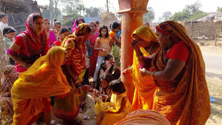 महिलाओं ने परंपरागत ढंग से मनाया सूर्याहू डोरा बंधन पर्व