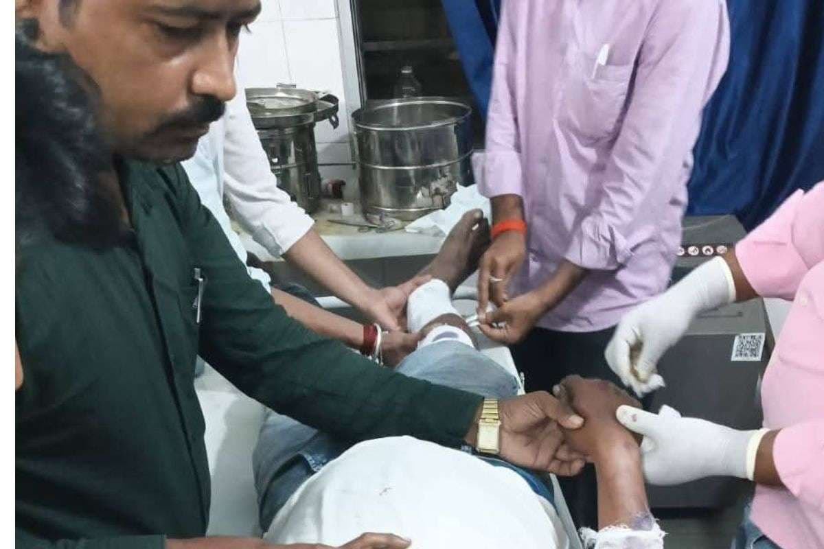 Giridih Road Accident: तेज रफ्तार बाइक का कहर, सड़क हादसे में युवक की हालत गंभीर, धनबाद रेफर