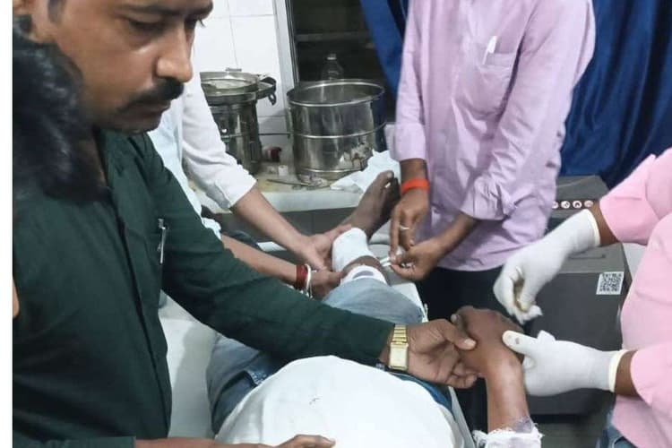 Giridih Road Accident: तेज रफ्तार बाइक का कहर, सड़क हादसे में युवक की हालत गंभीर, धनबाद रेफर