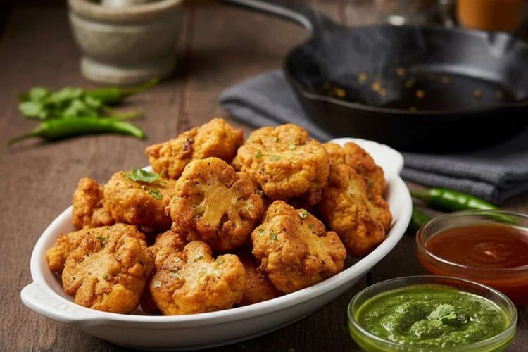 Winter Special Gobhi Pakora Recipe: सर्दियों में दोस्तों के लिए स्नैक्स में बनाएं गोभी के पकौड़े, चटनी के साथ करें सर्व