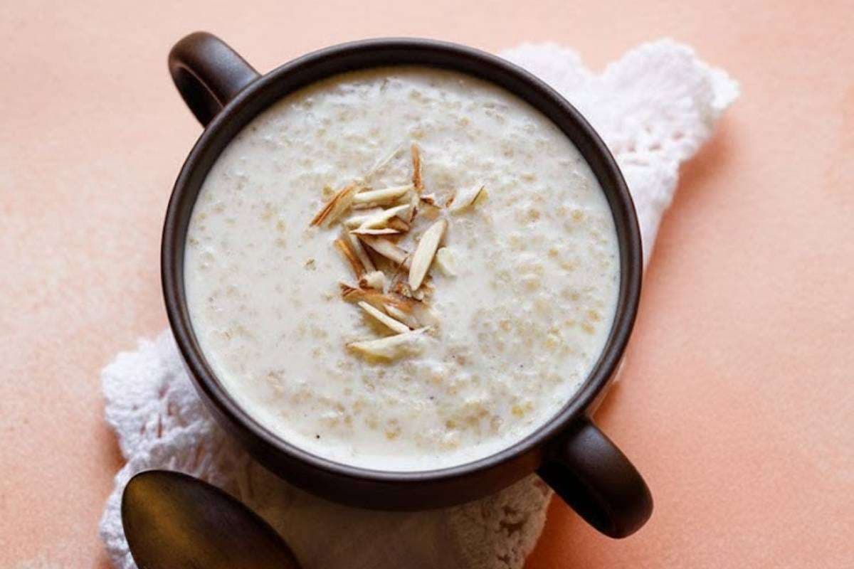 Gud Ka Daliya Recipe: सर्दियों में सेहत का रखना है ख्याल तो खाएं ऊर्जा से भरपूर मीठा गुड़ का दलिया