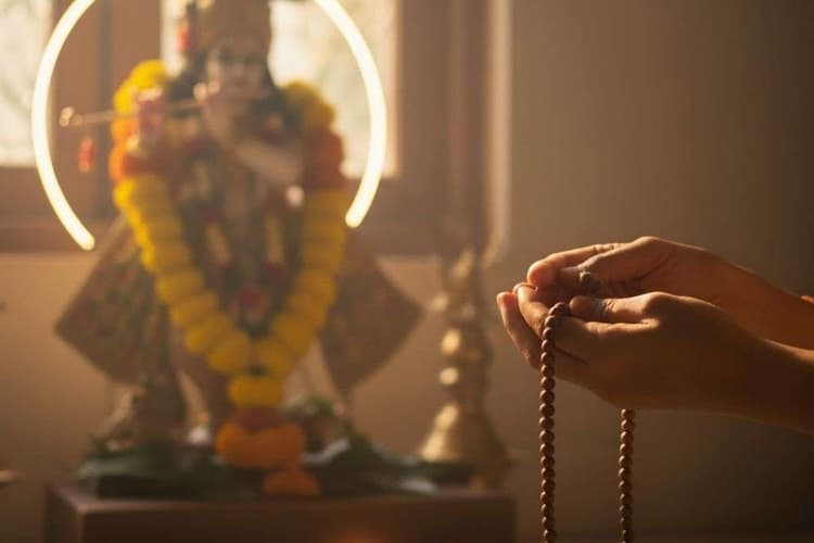 Masik Krishna Janmashtami 2025: आज मासिक जन्माष्टमी पर इन मंत्रों से करें श्रीकृष्ण को प्रसन्न, मिलेगी अपार कृपा