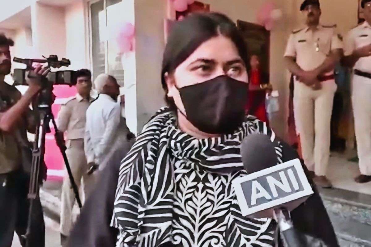 patna girl news| Women got angry when they were stopped from voting due to lack of voter slip.