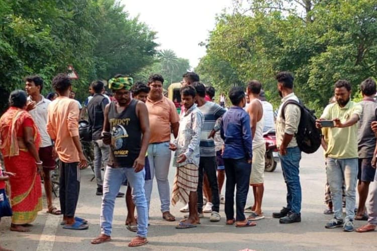 जमशेदपुर में तेज रफ्तार का कहर, पिकअप वैन ने मोटरसाइकिल सवार को रौंदा, मुआवजे के लिए सड़क जाम
