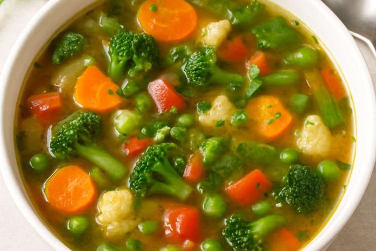 Seven Vegetable Soup: रंग-बिरंगी सब्जियों से तैयार करें सुपर हेल्दी सेवन वेजिटेबल सूप, स्वाद में भी लाजवाब