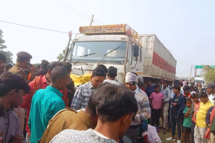 Bihar Road Accident: बिहार में ट्रक और ऑटो की जोरदार टक्कर में 5 लोगों की मौत, 8 की स्थिति गंभीर