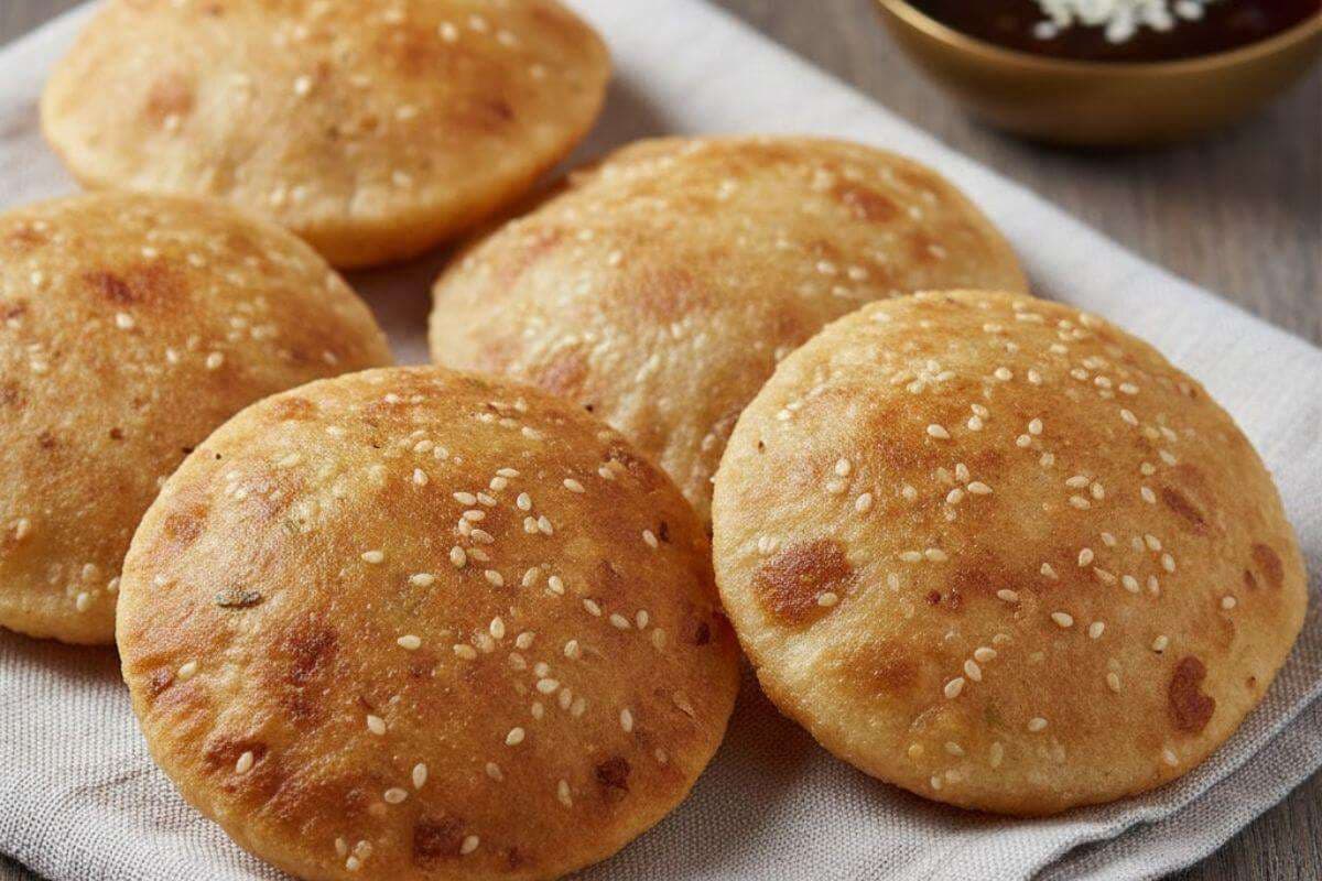 Winter Special Til-Gud Puri: मीठा खाना है पसंद, तो सर्दियों में आसानी से तैयार करें तिल-गुड़ की पूरी