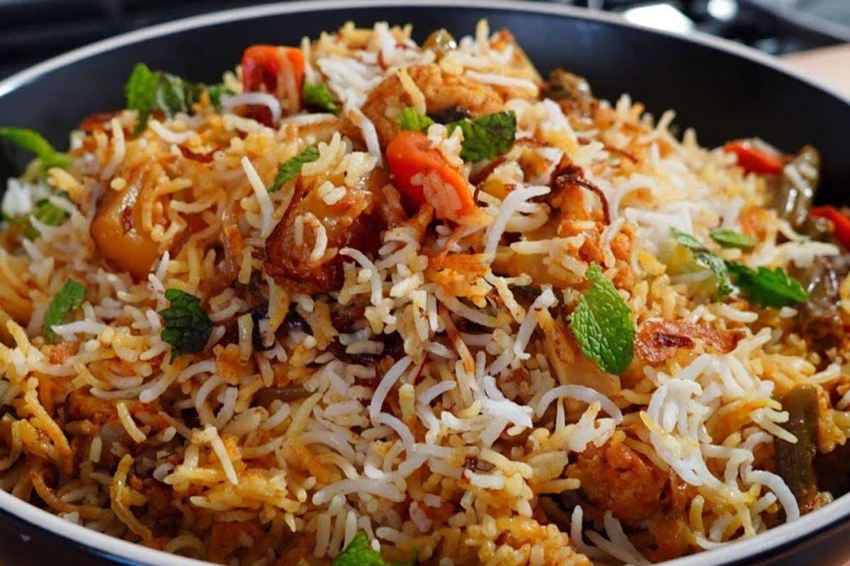 Aloo Dum Biryani Recipe: आलू से बनी ये बिरयानी एक बार चख ली तो बार-बार मांगोगे