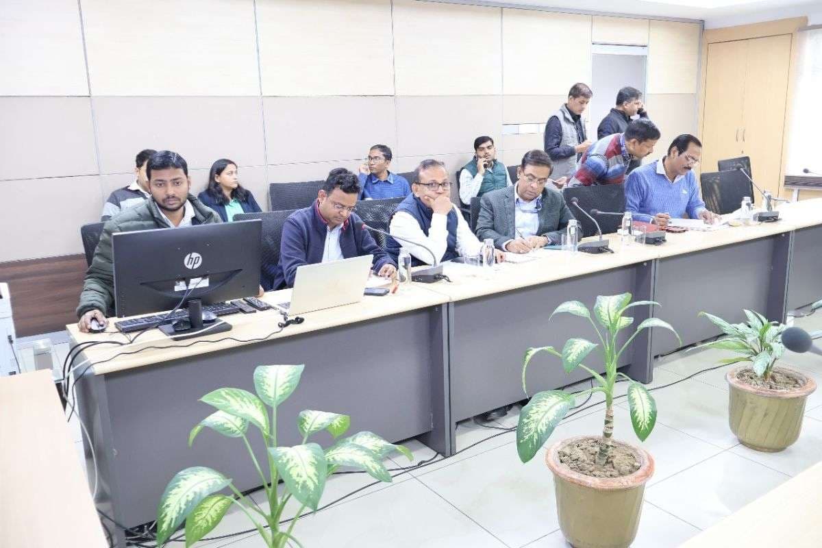 Manoj Kumar Singh holding a meeting with officials of BSPHCL and BSPTCL