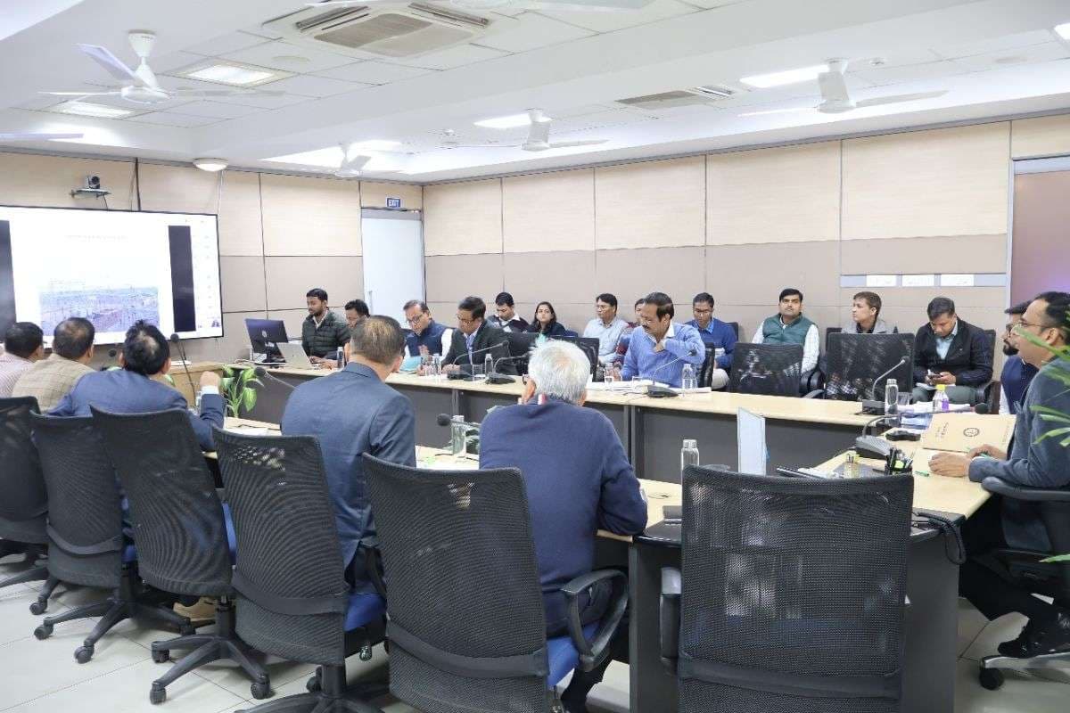 Manoj Kumar Singh holding a meeting with officials of BSPHCL and BSPTCL