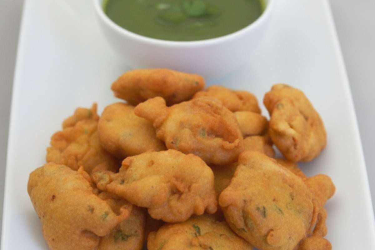 Besan Pakoda Recipe: सर्दियों में शाम की चाय के साथ बनाएं ये क्रिस्पी और टेस्टी बेसन पकौड़े