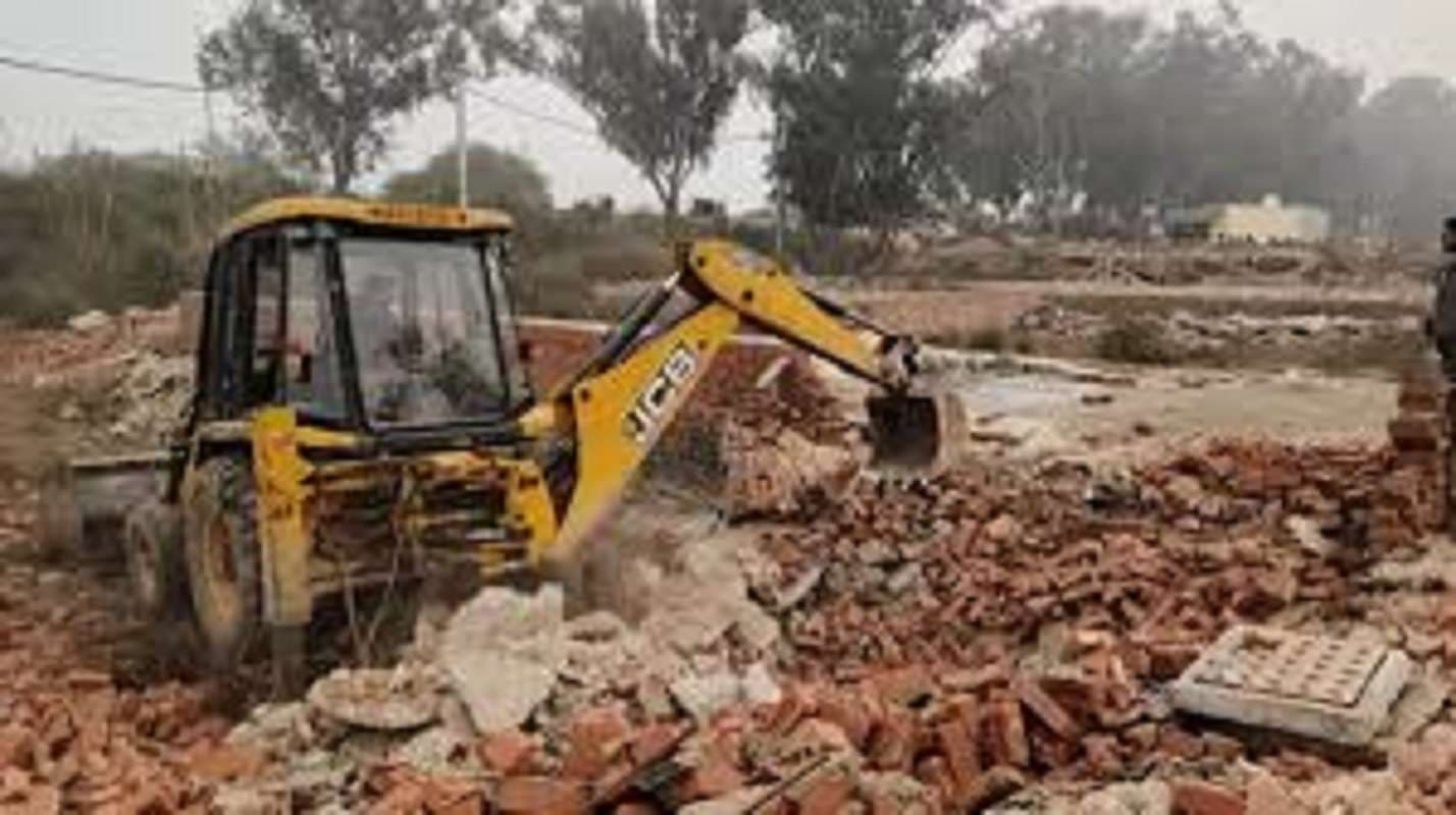 छपरा में ऑपरेशन बुलडोजर का कहर, महज 1 KM में ढहा दिये गये 150 से अधिक अवैध निर्माण