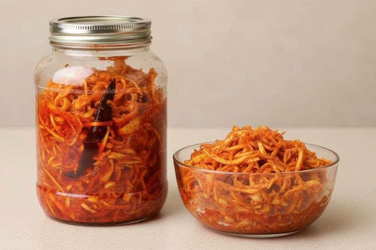 Cabbage Pickle Recipe: मिनटों में तैयार करें खट्टा–मसालेदार पत्तागोभी का अचार, लंच–डिनर के साथ परफेक्ट