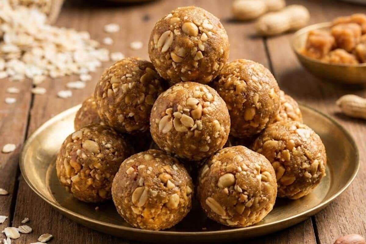 Chura Laddu Recipe: सर्दी के मौसम में घर पर बनाएं चूड़ा लड्डू, फॉलो करें आसान रेसिपी