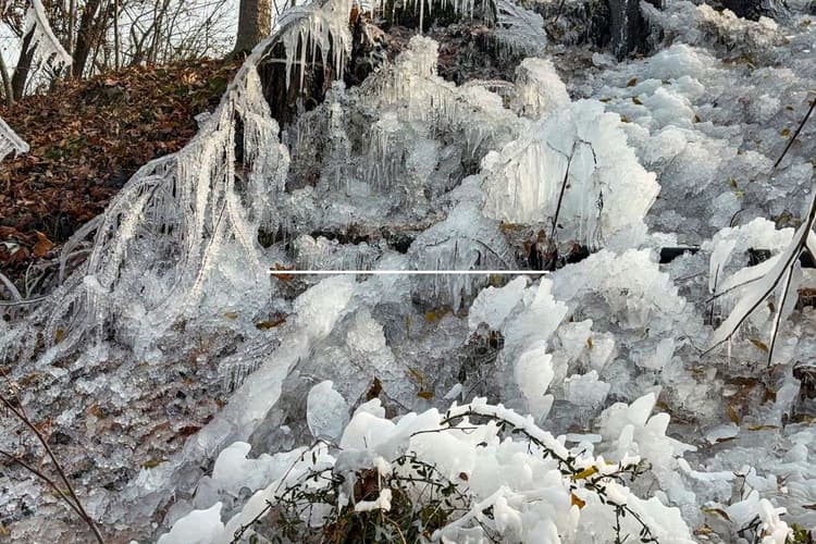 Mausam News: ठंड से कांप रहा कश्मीर! शून्य से कई डिग्री नीचे पहुंचा न्यूनतम तापमान, जानिए कहां पड़ी सबसे ज्यादा सर्दी